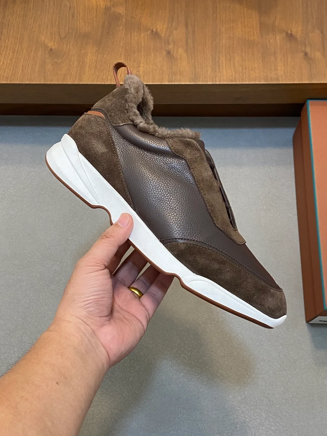 💰840 Winter LoroPiana WeekendWalk men's wool warm sneakers! Specially designed wool warm shoes for men! This WeekEndWalkEvo casual shoe reinterprets the WeekEnd casual shoe with a design that combines the characteristics of running shoes and walking shoes. An improved version of the classic shoe style in the autumn/winter series, the shoe body is made of fleece cotton blend with a slight elasticity to ensure that the upper part of the shoe is covered and fitted. The narrow silhouette in the middle and the warmth of the integrated fur lining make the shoes comfortable and practical to wear. The shoe details, combined with the lightweight rubber sole with ridged edges, add a sporty feel to the shoe. Kummel rubber sole with stitching and ultra-light technical material sole: This design structure helps distribute weight properly and improve shock absorption. Raised edges on the sole ensure traction and stability during walking. Body: 97% cotton, 3% spandex lining. Wool sole rubber! Size: 39/40/41/42/43/44 (45.46 customized) standard leather shoe size original box package